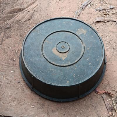 Rubber grain tub and metal grain scoop