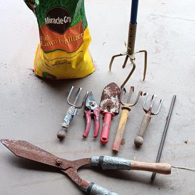 Gardening tools and fertilizer - the claw and other hand tools