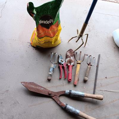 Gardening tools and fertilizer - the claw and other hand tools
