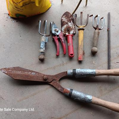 Gardening tools and fertilizer - the claw and other hand tools