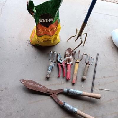 Gardening tools and fertilizer - the claw and other hand tools