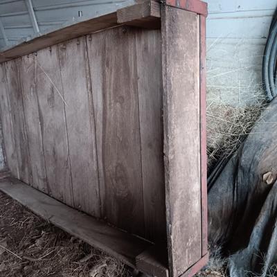Wooden wagon bed with axle