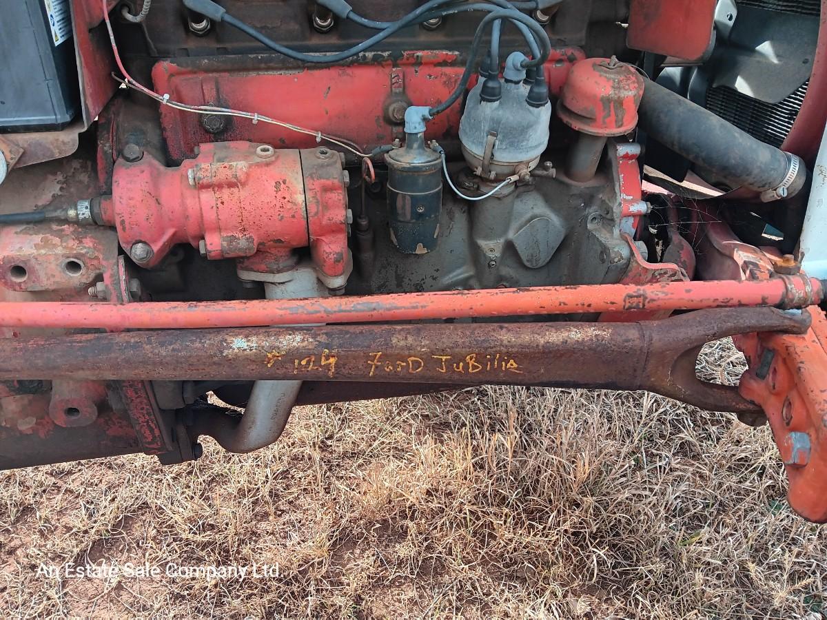 Running 1952 Ford 600 Tractor | EstateSales.org