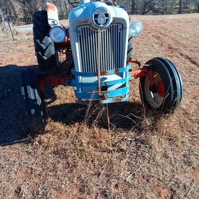 Running 1952 Ford 600 Tractor