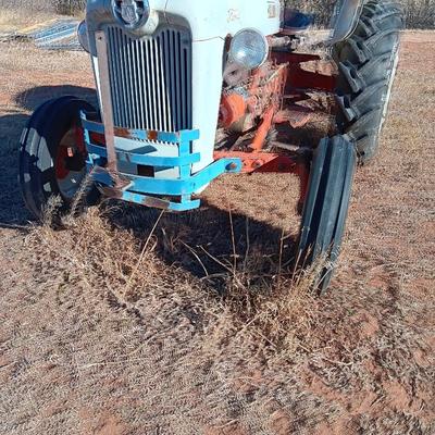 Running 1952 Ford 600 Tractor