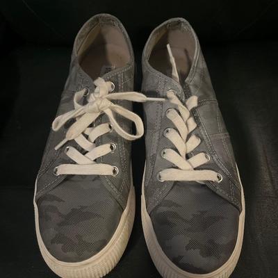 Steve Madden Emmi silver camo shoes size 8M
