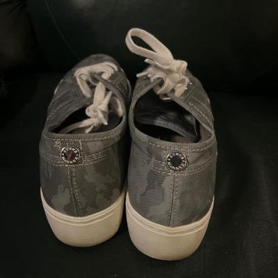 Steve Madden Emmi silver camo shoes size 8M