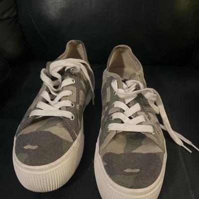 Steve Madden Emmi green camo shoes size 8M