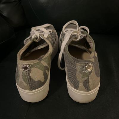 Steve Madden Emmi green camo shoes size 8M