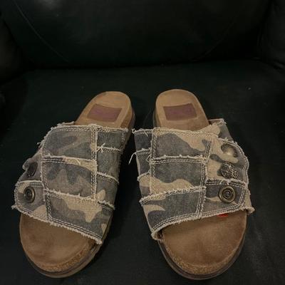 Blowfish camo slides size 7 1/2