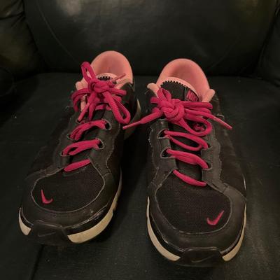 Nike Size 8 shoes Black