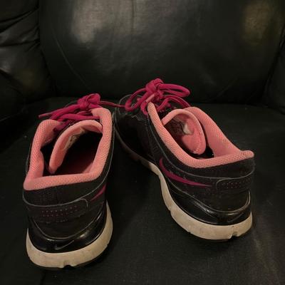 Nike Size 8 shoes Black