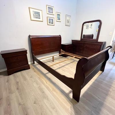 Four (4) Piece Solid Wood Mahogany Queen Sleigh Bed Bedroom Suite
