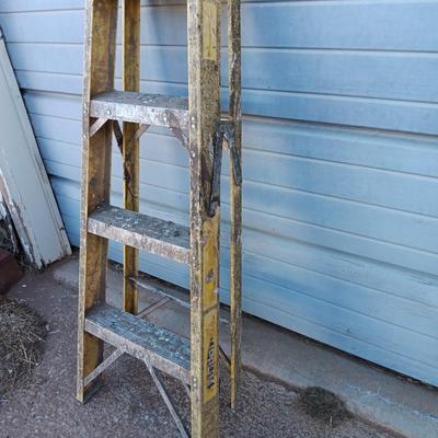 Fiberglass 4-foot stepladder
