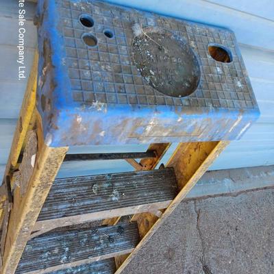 Fiberglass 4-foot stepladder