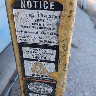 Fiberglass 4-foot stepladder
