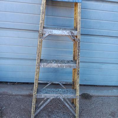 Fiberglass 4-foot stepladder