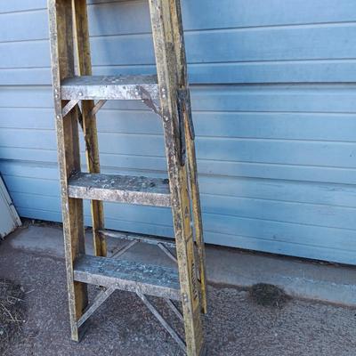 Fiberglass 4-foot stepladder
