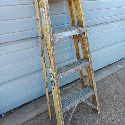 Fiberglass 4-foot stepladder