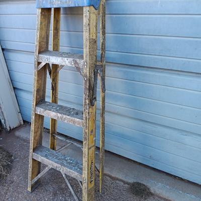 Fiberglass 4-foot stepladder