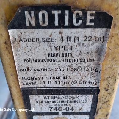 Fiberglass 4-foot stepladder