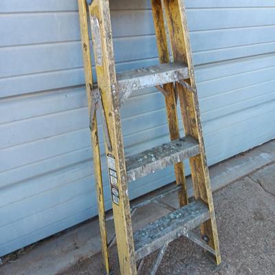 Fiberglass 4-foot stepladder