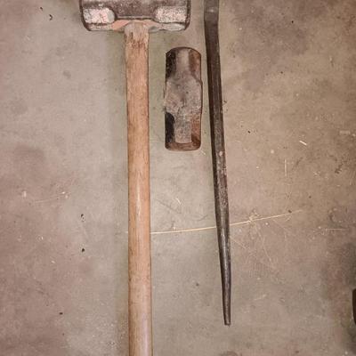 Sledgehammer and sledgehammer head with a prybar