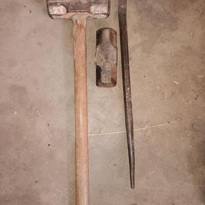 Sledgehammer and sledgehammer head with a prybar