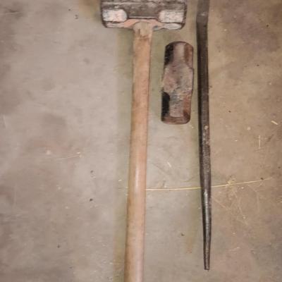 Sledgehammer and sledgehammer head with a prybar