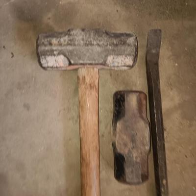Sledgehammer and sledgehammer head with a prybar