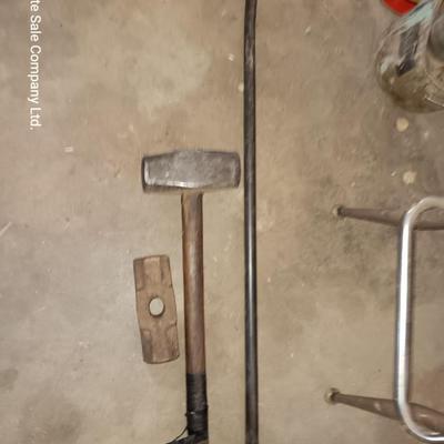 Sledgehammer and sledgehammer head with a prybar