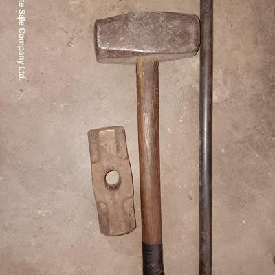 Sledgehammer and sledgehammer head with a prybar