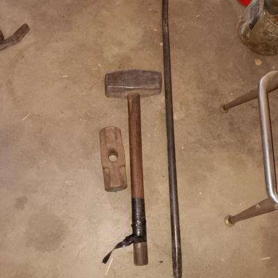 Sledgehammer and sledgehammer head with a prybar