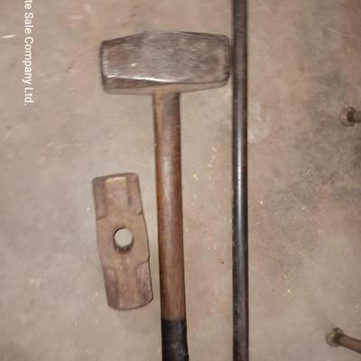 Sledgehammer and sledgehammer head with a prybar