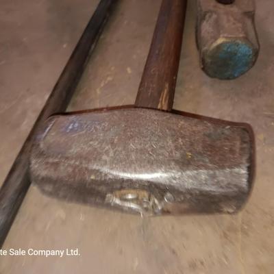 Sledgehammer and sledgehammer head with a prybar