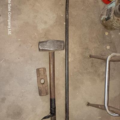 Sledgehammer and sledgehammer head with a prybar
