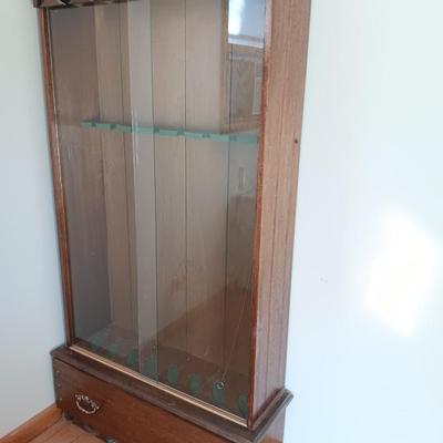 Glass door gun cabinet with drawer - holds 8 rifles.