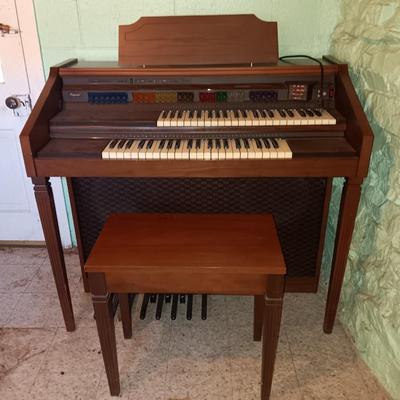 Beautiful electric Lowrey Organ with bench and music books