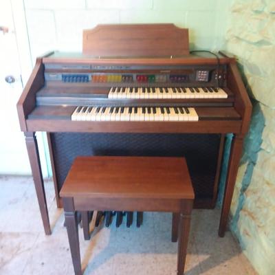 Beautiful electric Lowrey Organ with bench and music books