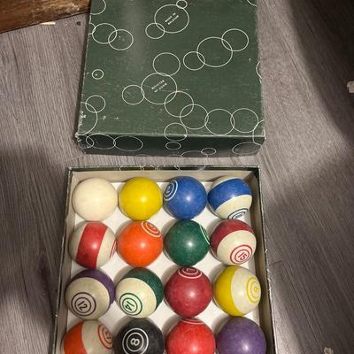 Pool ball set