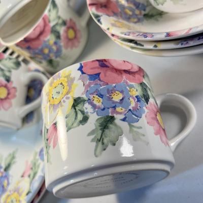 PRETTY FLORAL 22 PIECE BREAKFAST SET by HORCHOW  