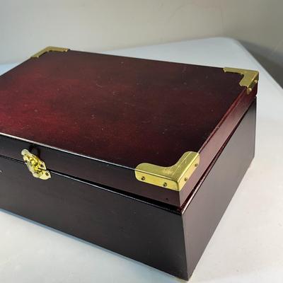 MAHOGANY COLOR WOOD JEWELRY BOX WITH BRASS ACCENTS, VELVETEEN LINED