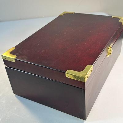 MAHOGANY COLOR WOOD JEWELRY BOX WITH BRASS ACCENTS, VELVETEEN LINED