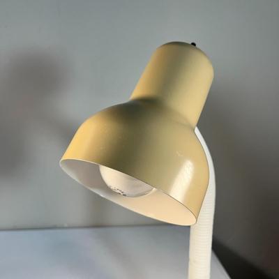 TAN METAL DESK/TASK LAMP WITH FLEXIBLE ARM