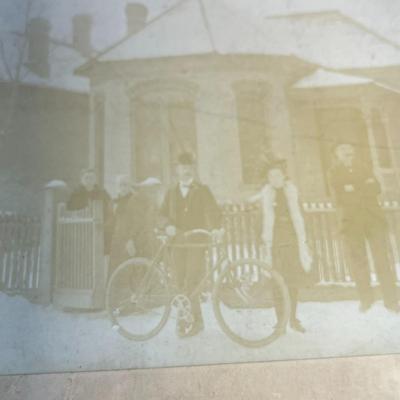 EARLY 1900's PHOTO OF PEOPLE WITH BICYCLE