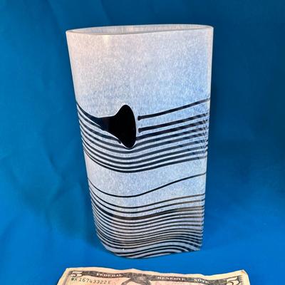 ARTIST SIGNED STYLISH STUDIO ART GLASS VASE