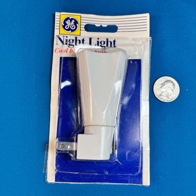 NEW IN PACKAGE GE NIGHT LIGHT WITH ON/OFF SWITCH