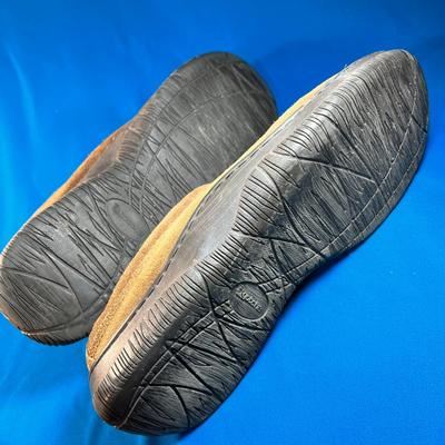 MEN'S BROWN SUEDE "GOTCHA" MOCS SIZE 11, SHERPA LINED