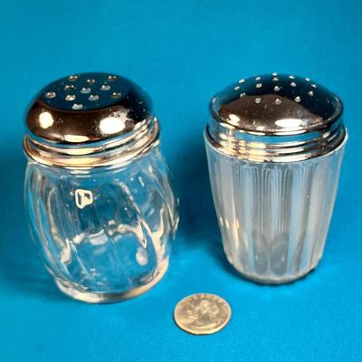 PAIR OF SMALL SHAKERS WITH RIBBED DESIGN- ONE GLASS, ONE PLASTIC 