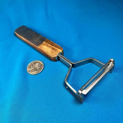 WOOD HANDLED VEGETABLE PEELER